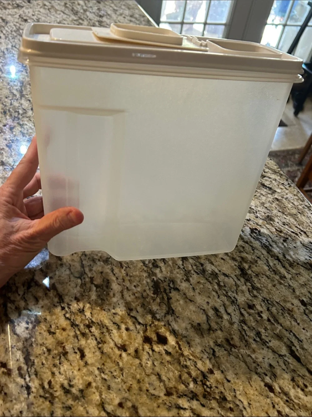 Rubbermaid 13 Cups Translucent Food Storage Container with Beige Lid